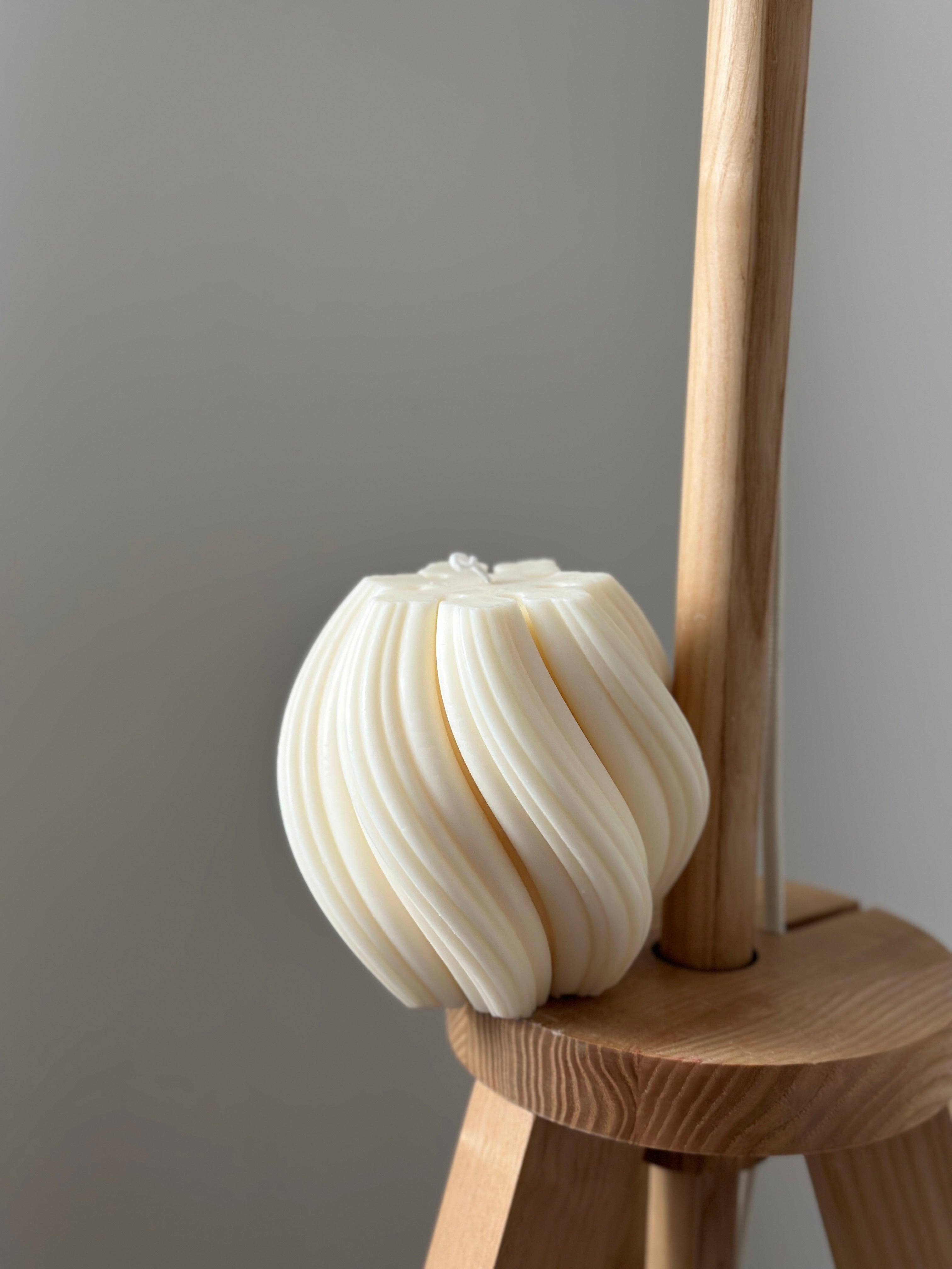 Bougie sculptée twist  - Studio Candela