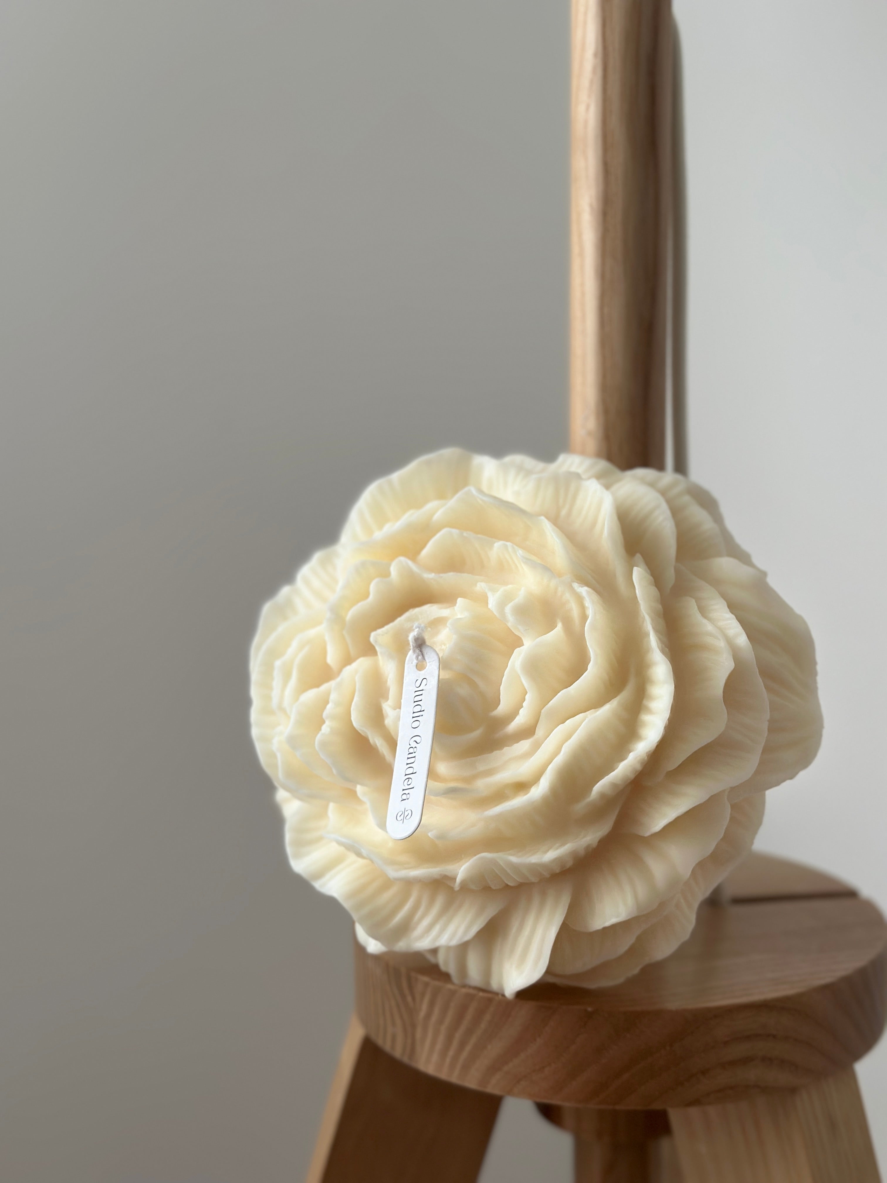 Bougie sculptée grande pivoine  - Studio Candela
