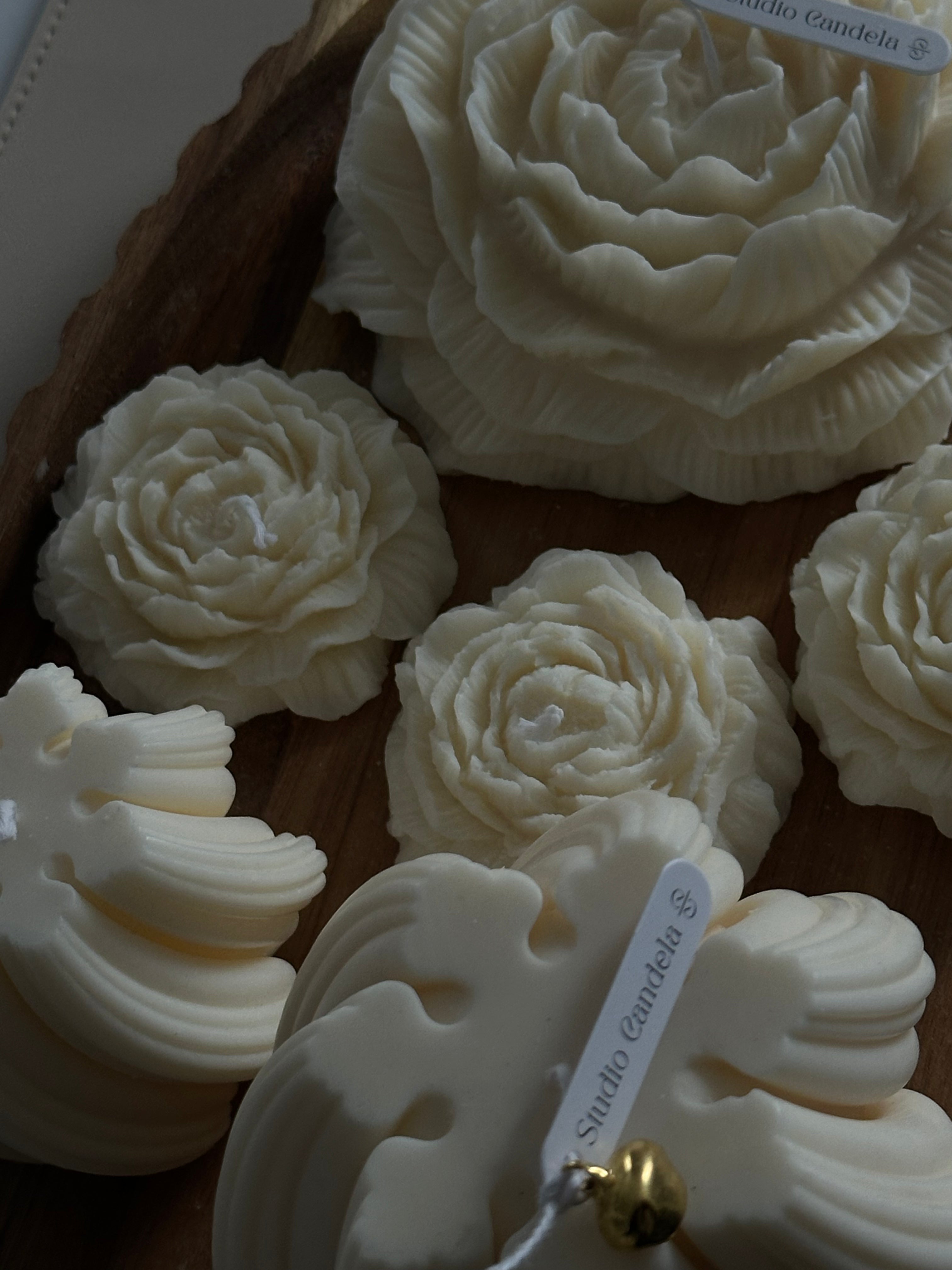 Bougie sculptée pivoine - Studio Candela