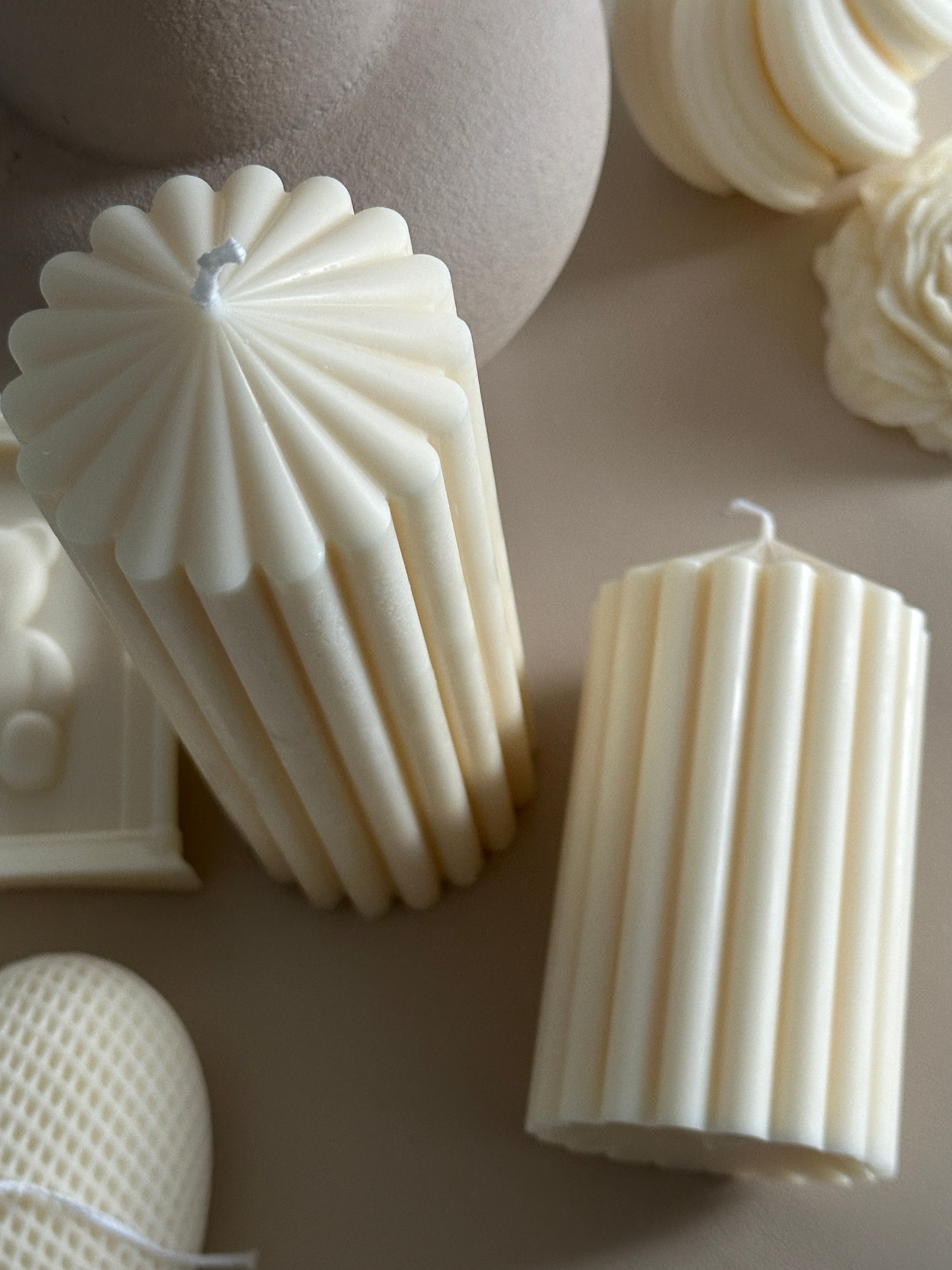 Bougie sculptée colonne  - Studio Candela