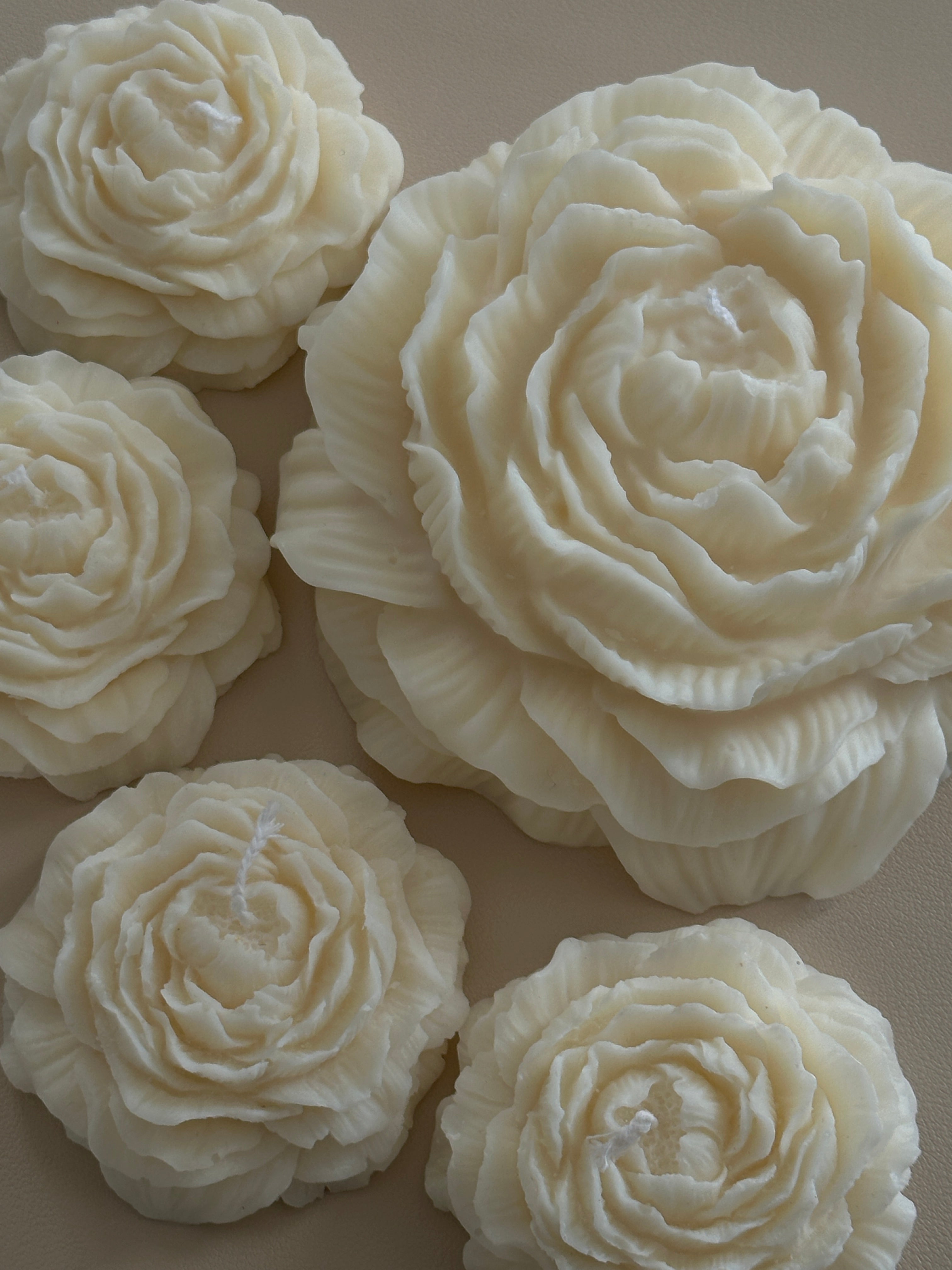 Bougie sculptée pivoine - Studio Candela